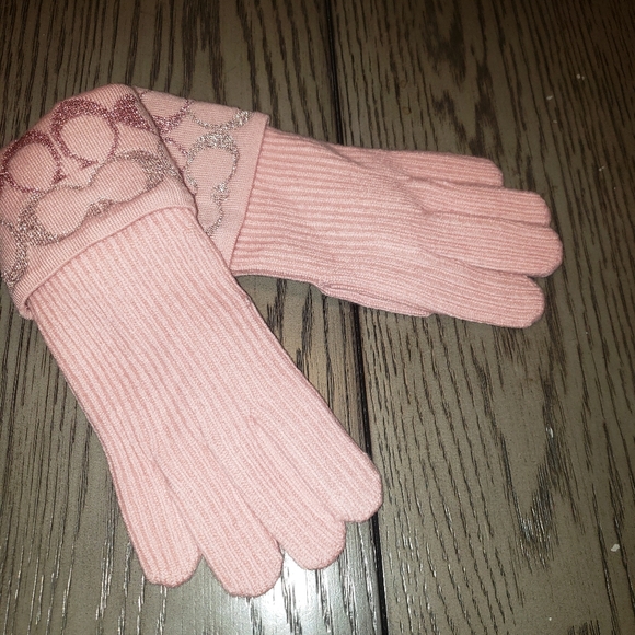 NWT Coach Signature metallic Tech gloves in Carnation - Picture 1 of 7